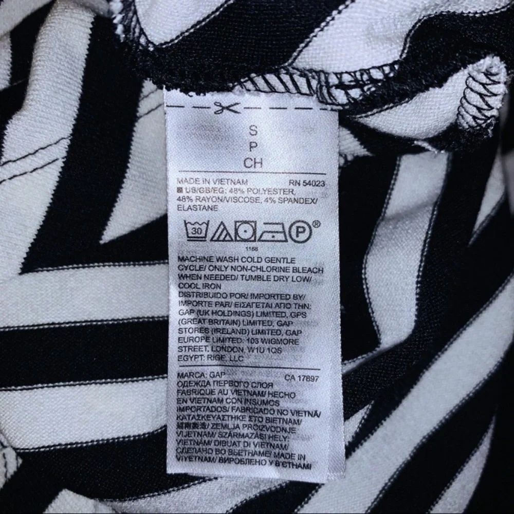 EUC GAP Chevron Striped Sleeveless Sweater Top